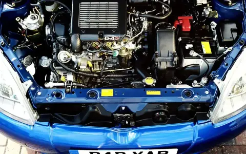 Silnik diesla D-4D w Toyocie Yaris 2, czysty i zadbany, gotowy do jazdy.