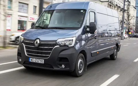 Niebieski bus 11 osobowy Renault Master jedzie ulicą. Jakie prawo jazdy jest potrzebne do jego prowadzenia?