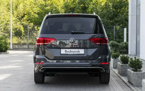 Szary VW Touran 7 osobowy. Gdzie jest koło zapasowe? Pod podłogą bagażnika, niewidoczne na tym zdjęciu.