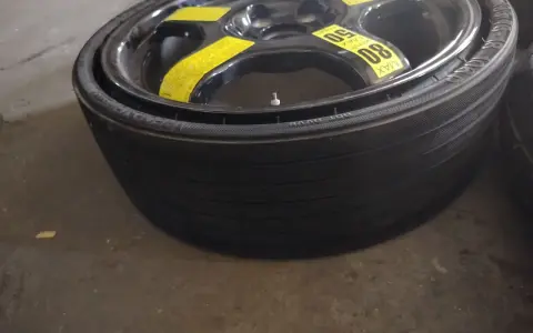 Koło zapasowe do Fiata Ducato, z żółtymi naklejkami informującymi o maksymalnej prędkości 80 km/h.