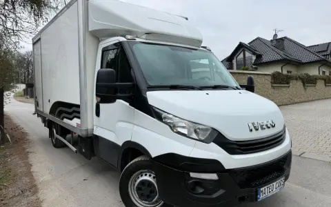 Biały Iveco Daily, idealny bus do 3.5 t na haku, gotowy do transportu.