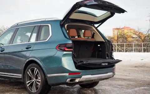 Zielony BMW X7 z otwartym bagażnikiem, idealny na rodzinne wyjazdy. Sprawdź aktualną bmw x7 cena.