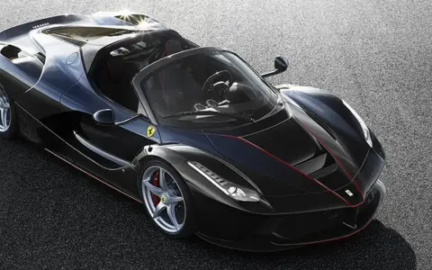 Czarny kabriolet Ferrari LaFerrari na drodze. Zastanawiasz się, ile kosztuje Ferrari LaFerrari?