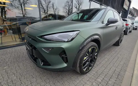 Nowa Cupra w matowym, zielonym kolorze prezentuje się imponująco na tle salonu.