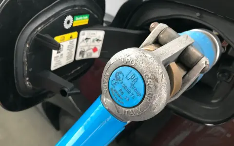 Tankowanie autobusu na gaz LPG. Wlew paliwa z niebieską nakładką i logo LPG Group.