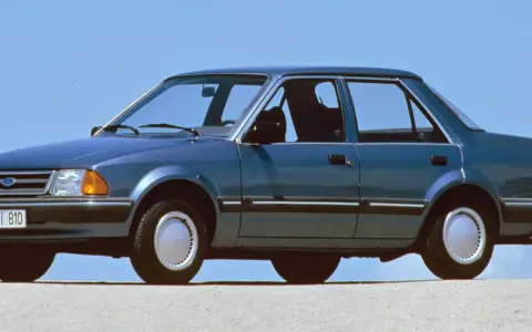 Niebieski Ford Orion z lat 80. na tle błękitnego nieba. Klasyk z przeszłości.