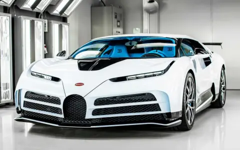Białe Bugatti Centodieci z niebieskim wnętrzem. Zastanawiasz się, ile kosztuje Bugatti Centodieci? To marzenie wielu fanów motoryzacji.