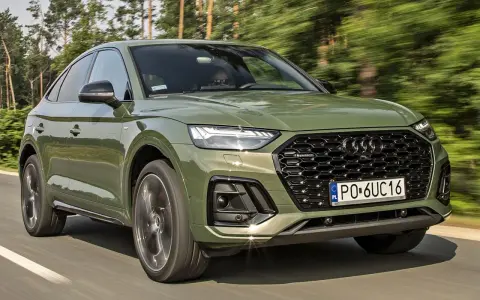 Zielony Audi Q5 Sportback w ruchu. Sprawdź aktualną audi q5 cena i dostępne wersje.