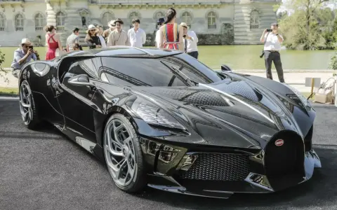 Bugatti La Voiture Noire, z 1500 koni, prezentuje się majestatycznie na tle pałacu.