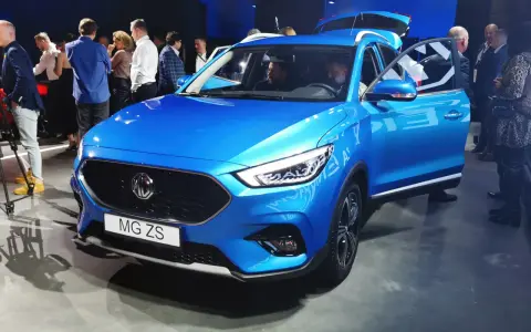Błękitny MG ZS na prezentacji. Ludzie oglądają nowy model marki MG.