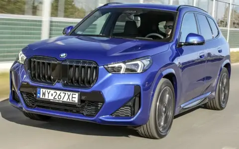 Niebieskie BMW X1 w ruchu. Sprawdź aktualną bmw x1 cena i dostępne konfiguracje.
