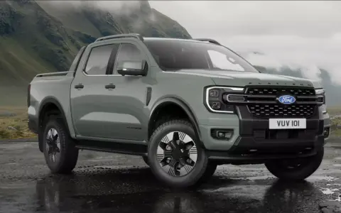 Nowy Ford Ranger Platinum w kolorze zielonym, gotowy na przygodę w górach.