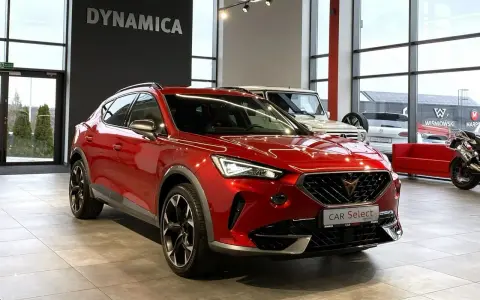 Błyszczący czerwony Cupra Formentor w salonie. Sprawdź atrakcyjną cupra auto cena i wybierz swój wymarzony model.