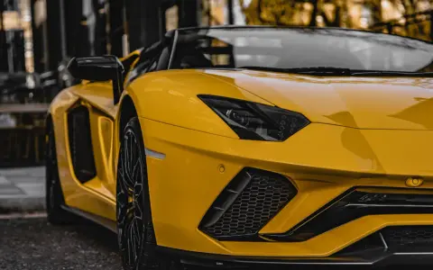 Żółte Lamborghini Aventador, marzenie wielu. Zastanawiasz się, ile kosztuje wypożyczenie lamborghini na weekend?