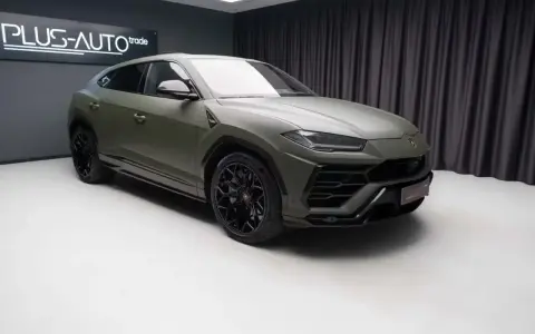 Matowy, zielony Lamborghini Urus na czarnych felgach. Sprawdź, jaka jest aktualna lamborghini urus cena.