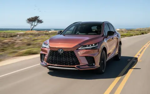 Nowy Lexus RX jedzie wzdłuż malowniczego wybrzeża.