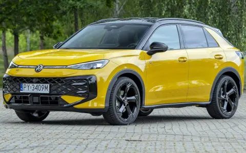 Żółty Volkswagen T-Roc z czarnym dachem i felgami. Sprawdź aktualną volkswagen t-roc cena i oferty.