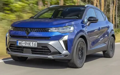 Niebieski Renault Captur w ruchu. Sprawdź aktualną renault captur cena i dowiedz się więcej o tym stylowym SUV-ie.