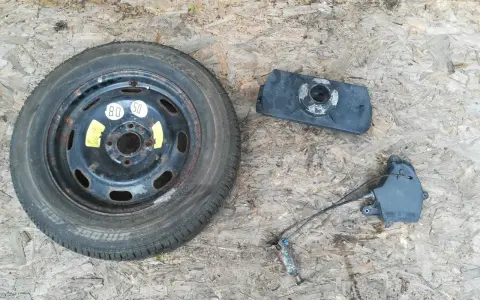 Koło zapasowe Peugeot 307 SW, mechanizm podnośnika i osłona. Dowiedz się, jak wyjąć koło zapasowe.