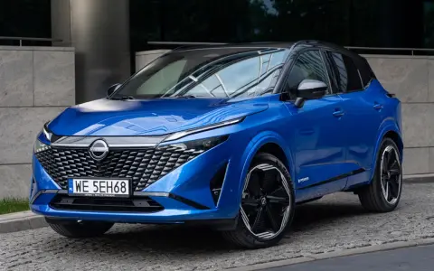 Niebieski Nissan Qashqai z czarnym dachem, nowoczesny design. Sprawdź aktualną nissan qashqai cena i wyposażenie.