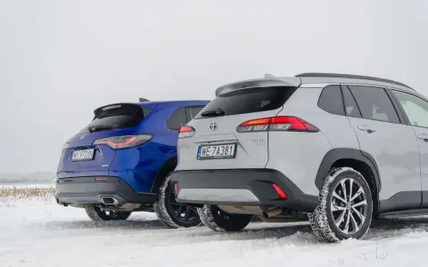Porównanie hybryd: niebieska Honda CR-V e:HEV i srebrna Toyota Corolla Cross Hybrid AWD na śniegu. Którą wybrać?