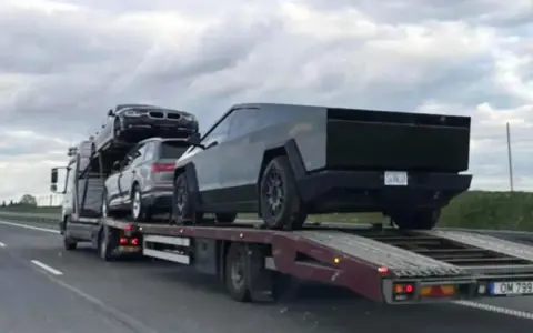 Ciężarówka przewozi Teslę Cybertruck i inne auta. Zastanawiasz się, ile kosztuje Tesla Cybertruck?