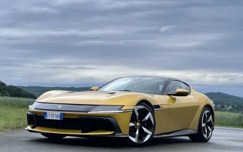 Złote Ferrari Purosangue na tle malowniczych wzgórz. Czy to jeden z tych, które zasiliły flotę Ferrari w Polsce?
