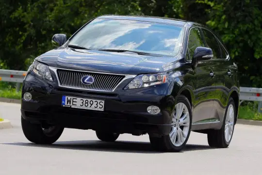 Czarny Lexus RX 450h z polskimi tablicami rejestracyjnymi WE 3893S jedzie po drodze.