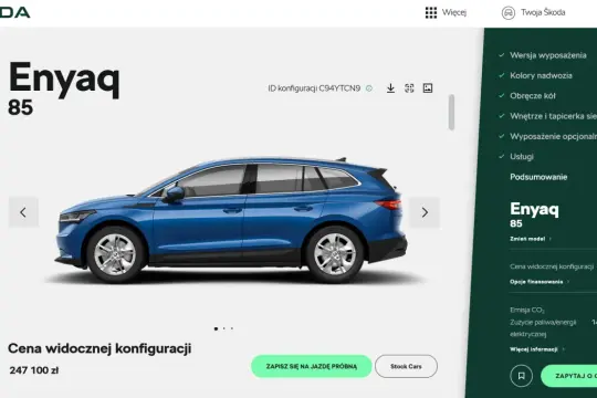 Niebieski Skoda Enyaq 85. Cena widocznej konfiguracji to 247 100 zł.