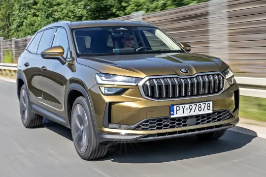 Złoty Skoda Kodiaq w ruchu drogowym. Sprawdź atrakcyjną skoda kodiaq cena i wybierz swój wymarzony SUV.