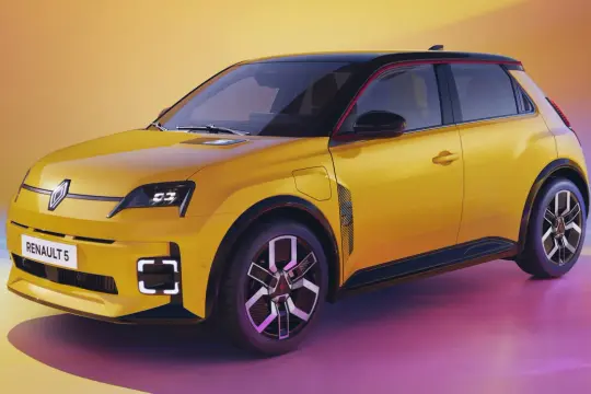 Nowy, żółty Renault 5 z czarnym dachem i czerwonymi akcentami, prezentuje nowoczesny design.