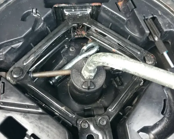 Podnośnik i klucz do kół w bagażniku Renault Trafic, gotowe do akcji, gdy zajdzie potrzeba, jak wyjąć koło zapasowe.