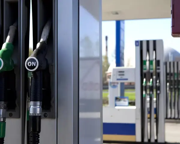 Dystrybutory paliwa na stacji. Zastanawiasz się, jakie paliwo do Toyoty Auris Hybrid?