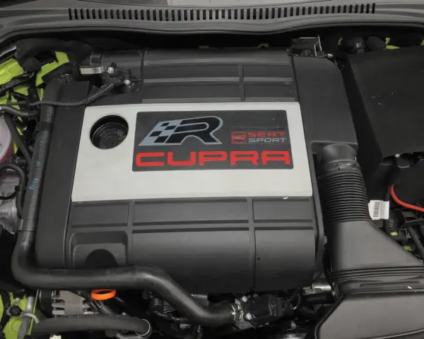 Silnik Cupra R z napisem "Powered by World Champion" pod maską Seata Leon 1.