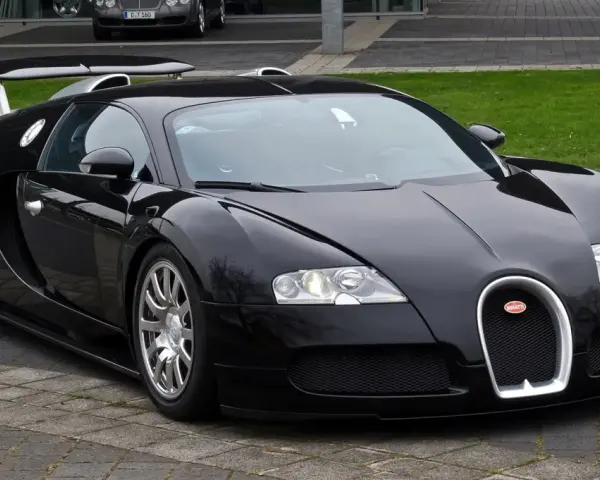 Czarny Bugatti Veyron, symbol luksusu. Zastanawiasz się, ile kosztuje Bugatti Veyron? To marzenie wielu, ale cena jest astronomiczna.