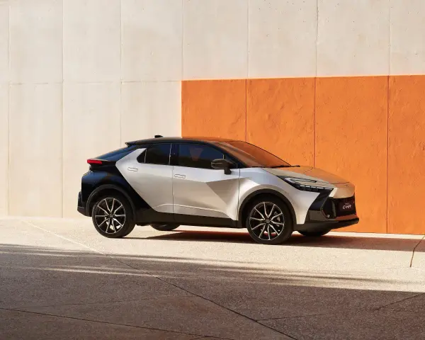 Nowy Toyota C-HR w dwukolorowym malowaniu, z dynamiczną sylwetką. Sprawdź jego atrakcyjną toyota chr cena.