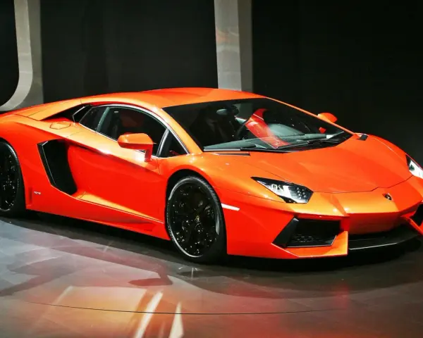Pomarańczowe Lamborghini Aventador na wystawie. Zastanawiasz się, ile kosztuje Lamborghini Aventador?