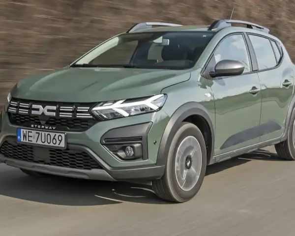 Zielony Dacia Sandero Stepway w ruchu. Sprawdź atrakcyjną dacia sandero cena i wybierz swój wymarzony model.
