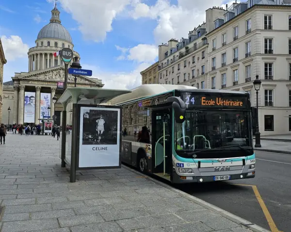 Autobus linii 24 "École Vétérinaire" czeka na przystanku przy Panteonie. Zastanawiasz się, ile kosztuje bus do Paryża?