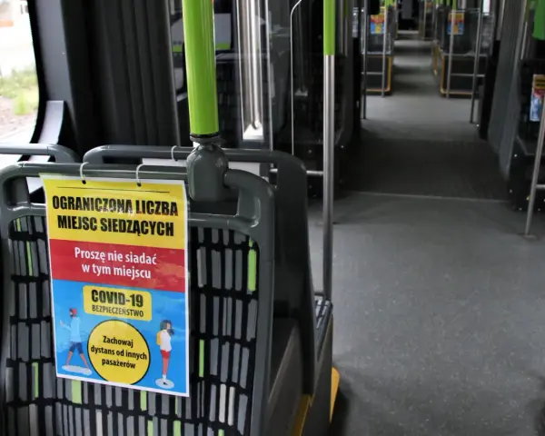 Ograniczona liczba miejsc siedzących w autobusie. Proszę nie siadać w tym miejscu. Zachowaj dystans od innych pasażerów.