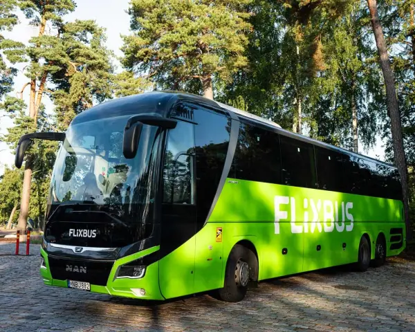 Zielony polski bus FlixBus stoi na brukowanym placu. Zastanawiasz się, jak oddać bilet?