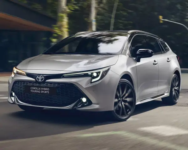 Srebrna Toyota Corolla Hybrid Touring Sports w ruchu. Zastanawiasz się, jaki olej do Toyota Corolla 1.8 Hybrid? Ten model zapewnia płynną jazdę.