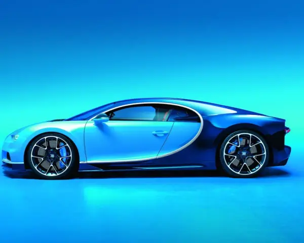Błękitno-granatowe Bugatti Chiron widziane z boku na tle błękitnego gradientu.