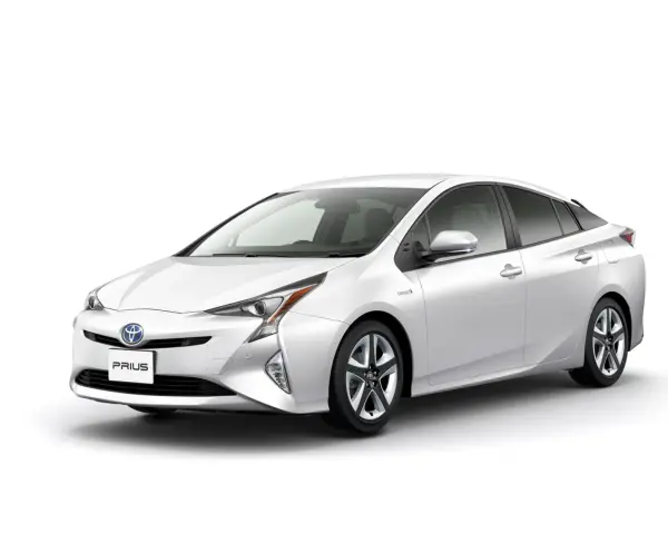 Biała Toyota Prius, symbol ekologicznej motoryzacji, produkowana jest w Japonii.
