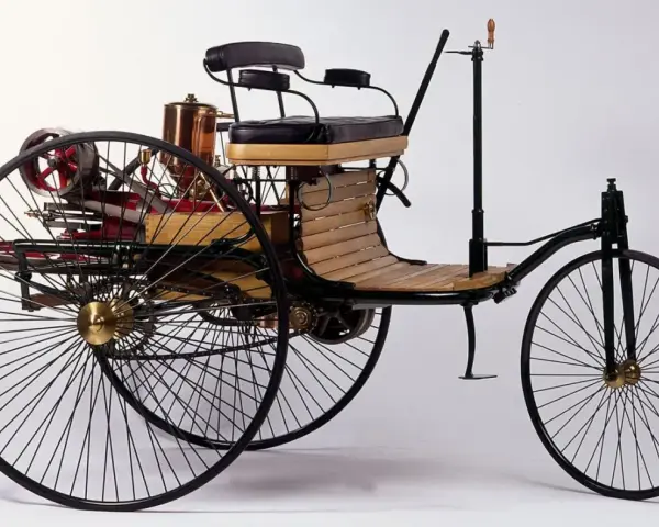 Tricykl Benz Patent-Motorwagen, pierwszy samochód na świecie, z drewnianym siedzeniem i miedzianym kotłem.