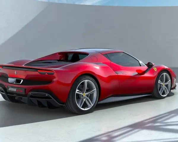 Czerwone Ferrari 296 GTB z bliska. Zastanawiasz się, ile kosztuje nowe Ferrari? Ten model to marzenie każdego fana motoryzacji.