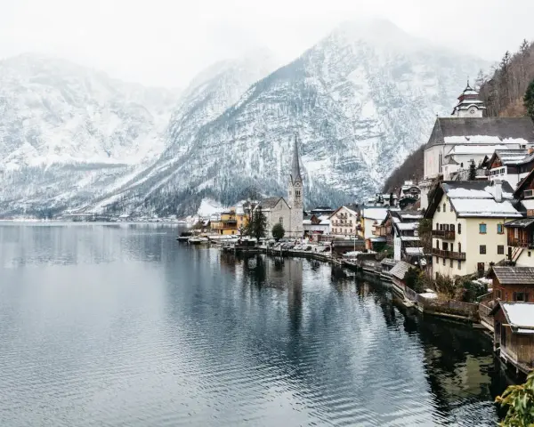 Zimowy krajobraz Hallstatt, Austria. Zastanawiasz się, ile kosztuje bus do Austrii?