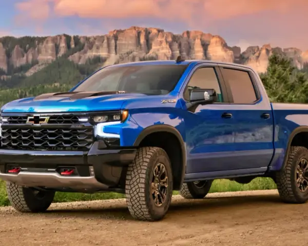 Niebieski Chevrolet pickup ZR2 na drodze w górach, gotowy na przygodę.