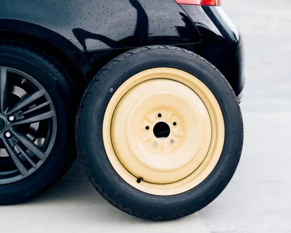 Koło zapasowe w Mini Cooper, jasne i gotowe do akcji.