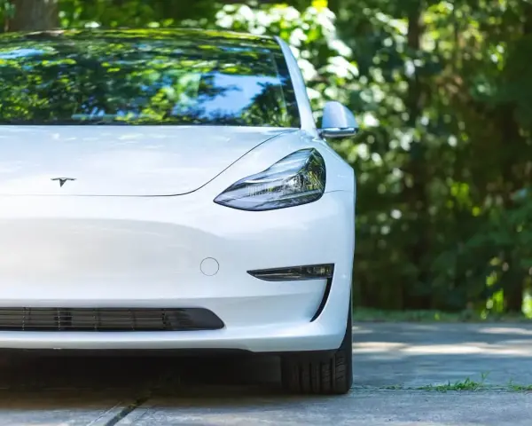 Biała Tesla Model S, marzenie wielu kierowców. Zastanawiasz się, ile kosztuje Tesla Model S? Ten elegancki samochód elektryczny przyciąga wzrok.